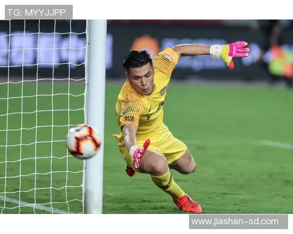 足球明星全力迎战终极足球考试展现智慧与球技的精彩挑战